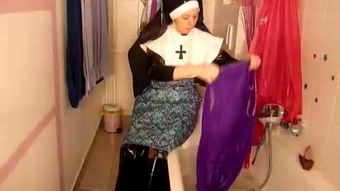 My Dirty Hobby - HeavenlyKiss - Nonne B wäscht Wäsche